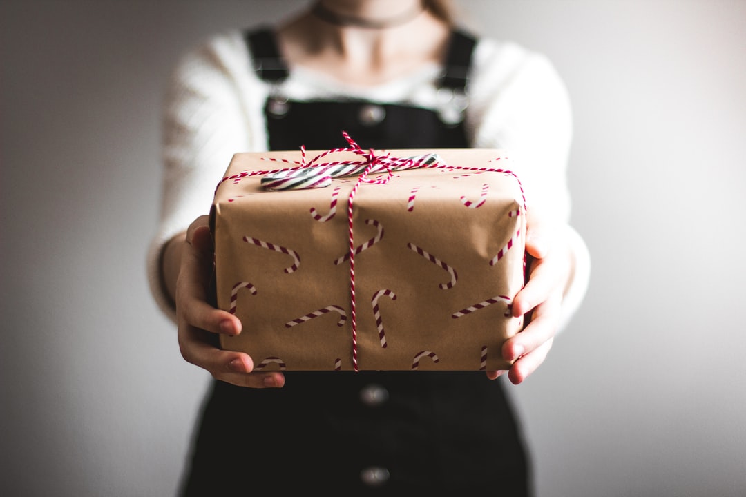 Een cadeau overhandigen